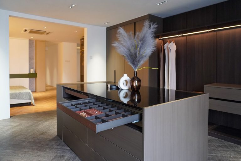 Gallery walk in wardrobe5