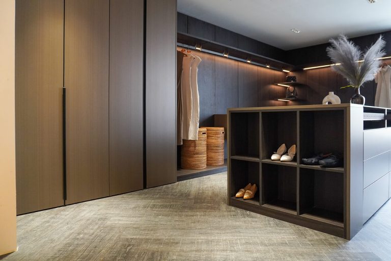 Gallery walk in wardrobe9